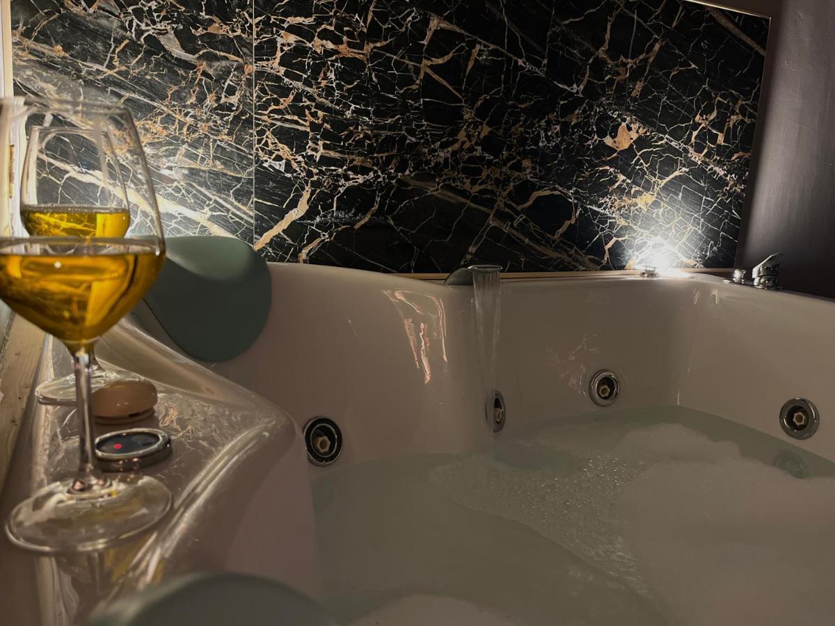 Wineexperience- Wine&Jacuzzi Suite Lecce Exterior photo