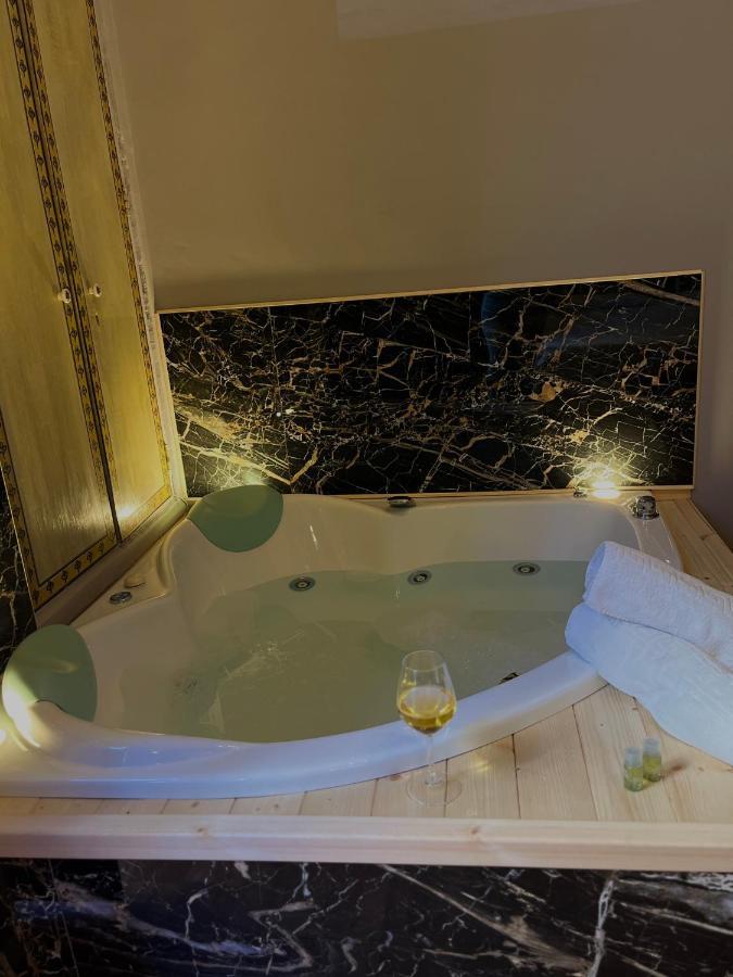 Wineexperience- Wine&Jacuzzi Suite Lecce Exterior photo